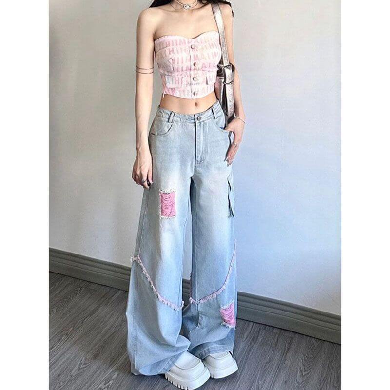 Mujer luciendo ripped cargo jeans mujer alta cintura con blusa ajustada en tonos pastel.