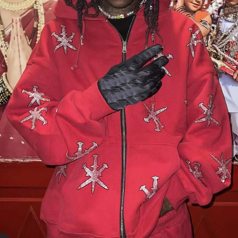 Gothic streetwear zip-up hoodie con brillantes en un diseño moderno, moda hip-hop en rojo.