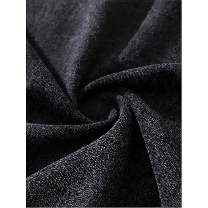 detalle de la tela de la camiseta gráfica moderna para hombre en color negro