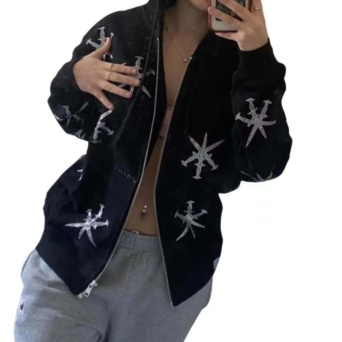 Mujer usando una sudadera gothic streetwear zip-up hoodie con estampados geométricos sobre fondo negro.