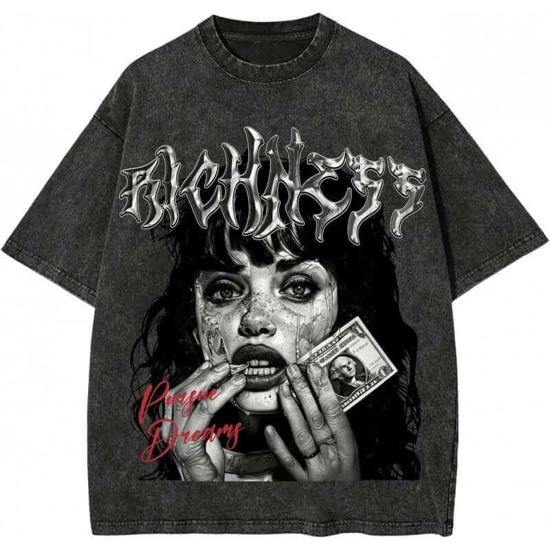 Camiseta gráfica moderna para hombre con diseño audaz y artístico en negro y detalles en blanco y rojo.