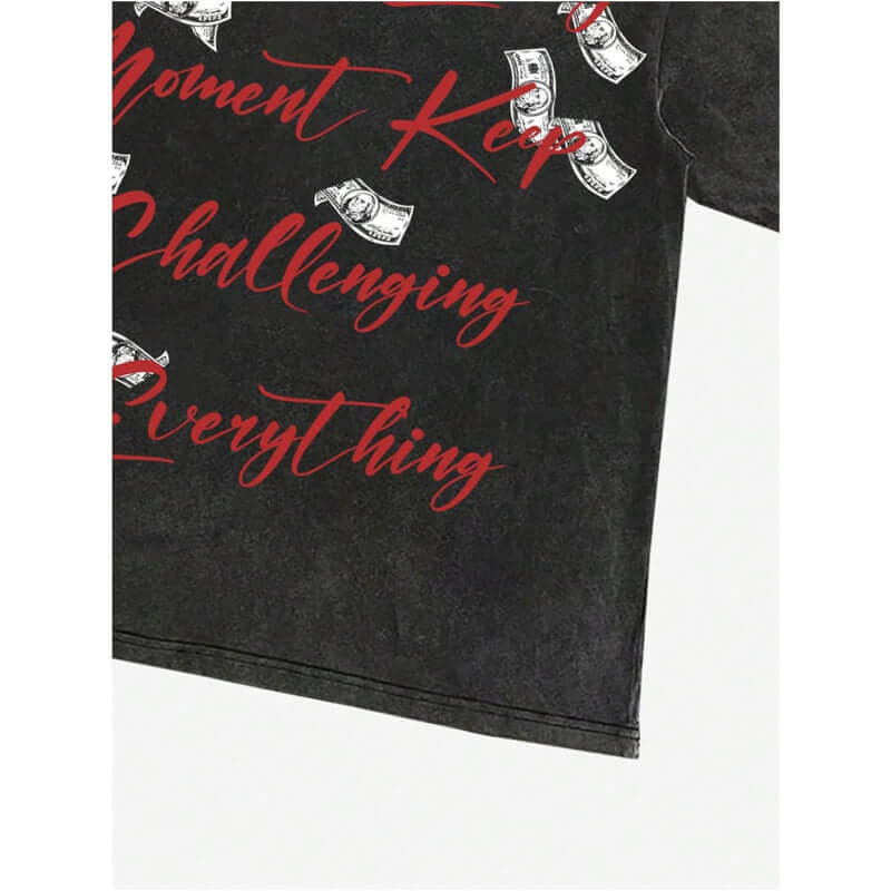 camiseta gráfica moderna para hombre con diseño de dinero en fondo negro y texto en rojo.