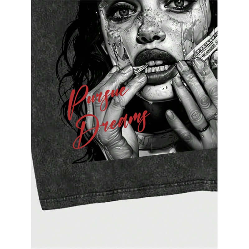 Camiseta gráfica moderna para hombre con diseño audaz y la frase 'Pursue Dreams' en rojo.