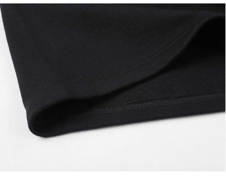 Detalle de las calcas cortas de algodón para hombres, mostrando la tela de algodón negro.