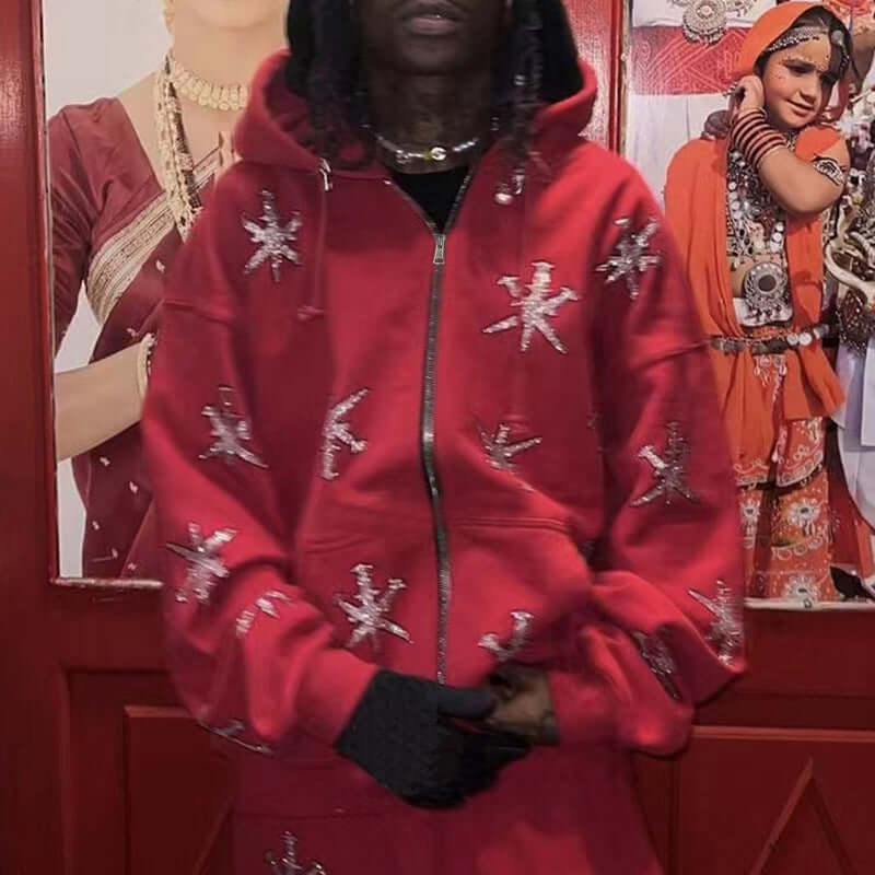 Gothic streetwear zip-up hoodie con brillantes en un diseño moderno, moda hip-hop en rojo.