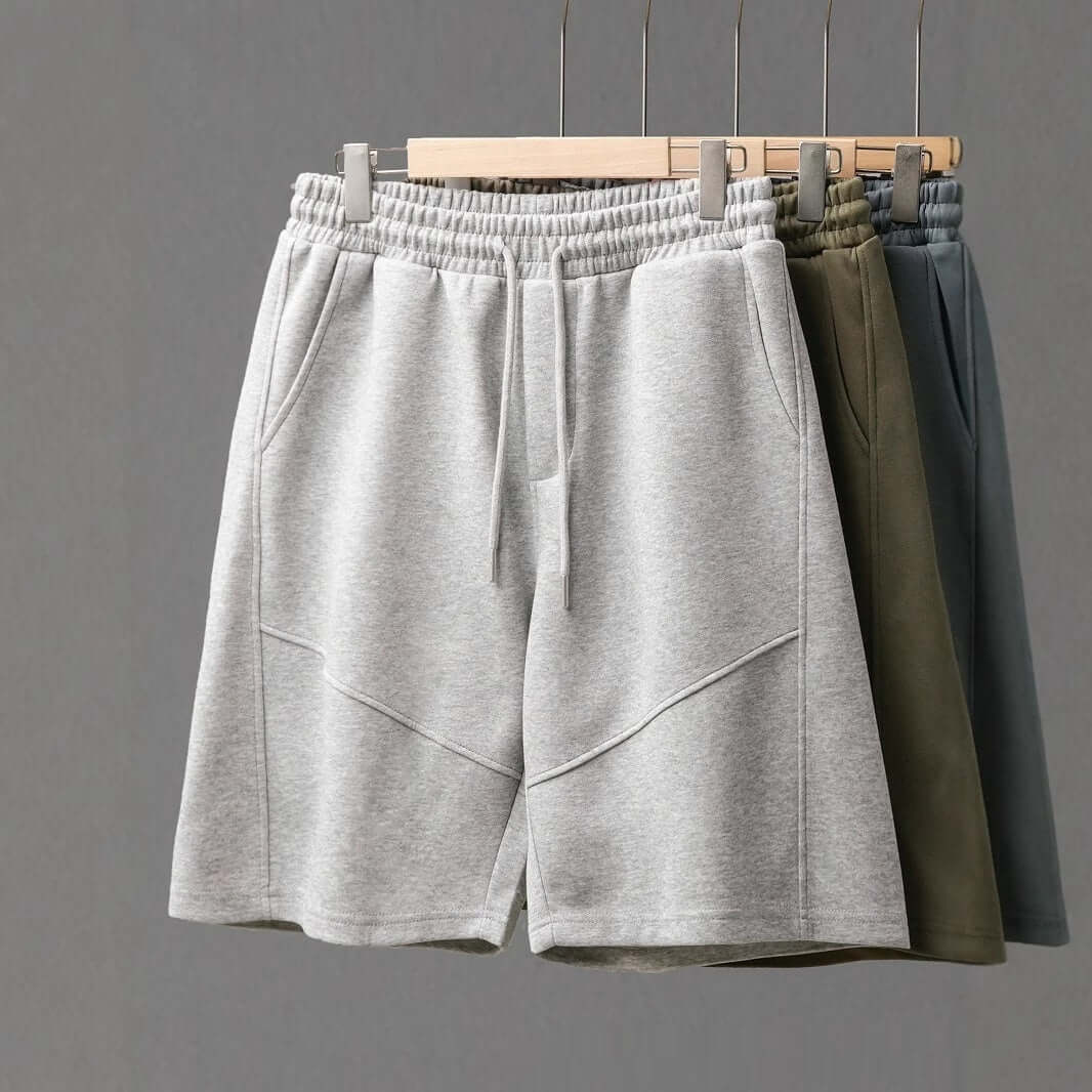 pantalones cortos casuales pesados para hombres en diferentes colores colgados en perchas