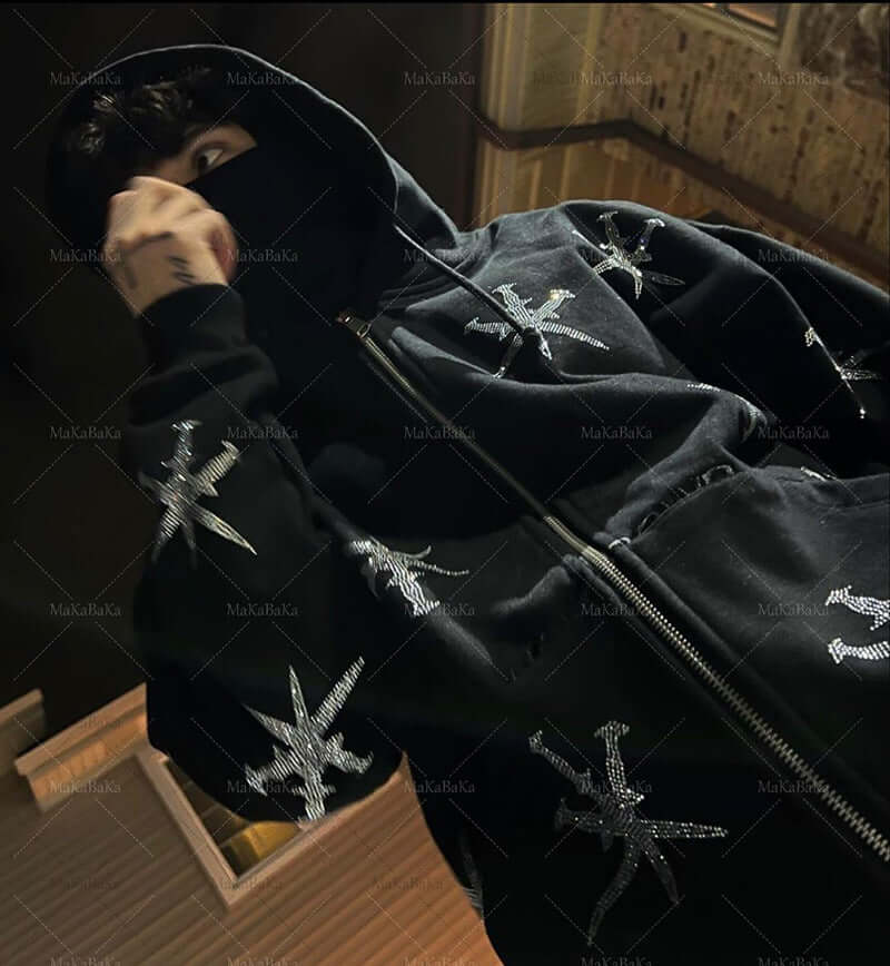 Hombre con sudadera con capucha negra de estilo gótico en la calle, con diseños de cristales en el tejido. gothic streetwear zip-up hoodie.