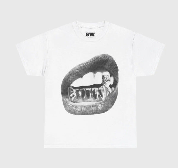Camiseta blanca con diseño de boca y dientes dorados, estilo hip-hop streetwear couple t-shirts.